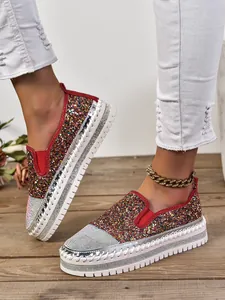 Detalle de mocasines de suela gruesa para mujer con purpurina multicolor y diamantes