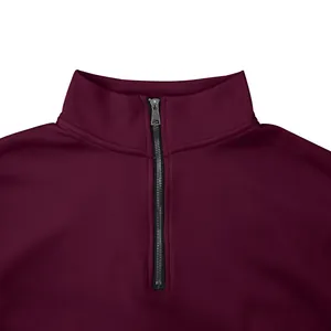 Detailansicht eines burgunderroten Herren-Sweatshirts mit hochwertigem halbem Reißverschluss
