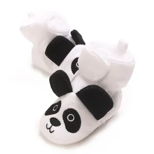 Gros plan de bottines d'hiver panda mignonnes et douces pour bébés et nourrissons