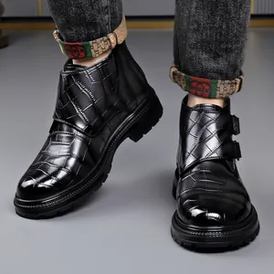Botines Chelsea de cuero negro con relieve de cocodrillo y doble hebilla para hombre