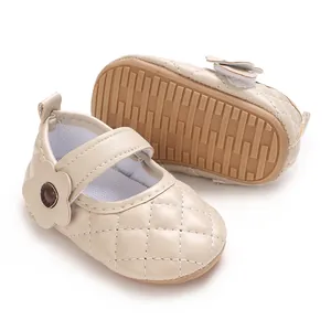 Vue détaillée des chaussures de marche pour bébé en cuir PU matelassé beige avec fleur