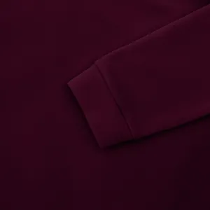 Makroaufnahme des gerippten Bündchens an einem schweren weinroten Fleece-Sweatshirt