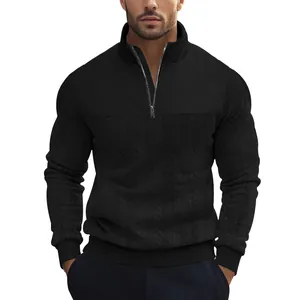 Detail van herensweatshirt met kwartrits en ingewikkelde jacquard gebreide texturen.