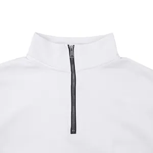 Vue détaillée d'un sweat-shirt blanc pour hommes avec col montant et zip métallique quart