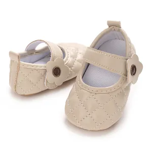Vue détaillée de babies beiges matelassées pour bébés filles avec bride fleurie et semelle souple