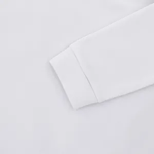 Détail en gros plan du poignet élastique côtelé d'un sweat-shirt blanc à manches longues