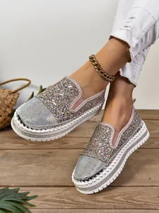 Detalle de mocasines informales con plataforma para mujer con purpurina y strass