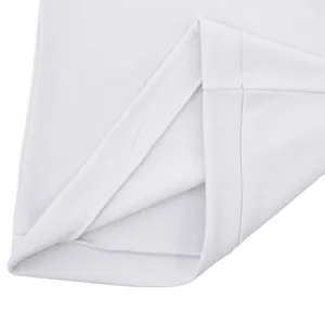 Vue détaillée de l'ourlet d'un sweat à capuche blanc avec des coutures propres
