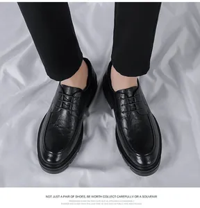 Vista superior de zapatos elevadores para hombre en cuero negro con una textura única a mano