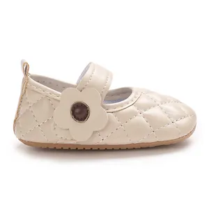 Vue détaillée de profil de chaussures de princesse pour bébé avec fleur en cuir