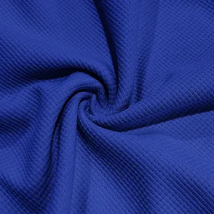 Gros plan détaillé montrant la texture du tissu en maille gaufrée bleue pour hommes