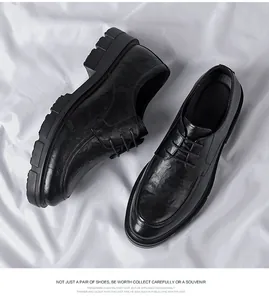 Vista detallada de zapatos de vestir de cuero negro texturizado con suelas gruesas elevadas.