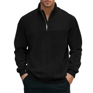 Detail van een zwart zwaar jacquard sweatshirt met ritssluiting en opstaande kraag.