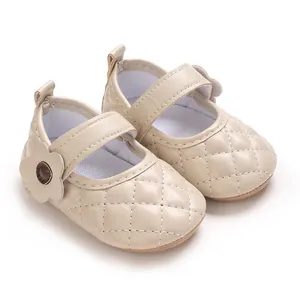 Vue détaillée de chaussures de princesse matelassées beiges en cuir PU pour bébé