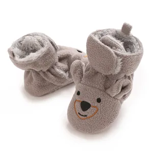 Gros plan détaillé de bottines d'hiver grises pour bébé avec broderie ours mignon