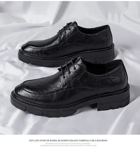 Detalle de zapatos formales para hombre en cuero negro texturizado con suela gruesa