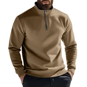 Detailansicht eines khaki Herren-Sweatshirts mit modernem Reißverschluss und Kragen