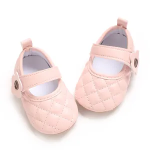 Détail de chaussures de princesse pour bébé en similicuir rose matelassé avec boucle fleurie