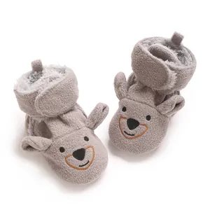 Vue détaillée de bottes d'hiver mignonnes en polaire grise avec motif ours pour bébé