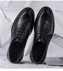 Detalle superior de zapatos de vestir negros para hombre con acabado de piel texturizada