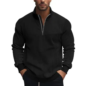 Detailweergave van zwart jacquard sweatshirt met halve rits en unieke stoftextuur.