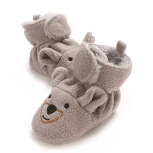 Vue détaillée des bottes d'hiver pour bébé avec ours de dessin animé et polaire