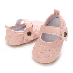 Gros plan de chaussures de marche roses matelassées pour bébé fille avec fleur