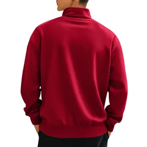 Vue arrière détaillée d'un sweat-shirt pour homme à col montant doublé de polaire rouge