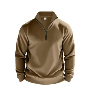 Vorderansicht eines braunen Herren-Sweatshirts mit Viertelreißverschluss und Stehkragen