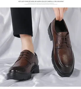 Vista detallada de zapatos formales de cuero marrón para hombre con suelas gruesas