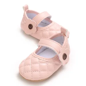 Gros plan de chaussures de princesse rose matelassées pour bébé avec détail de fleur