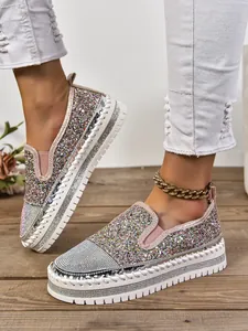 Vista lateral de mocasines con plataforma de diamantes de imitación multicolores en modelo.
