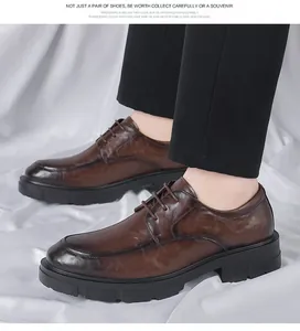Detalle de zapatos de cuero marrón cepillado con realce de 10 cm y suelas gruesas