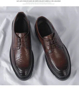 Detalle de zapatos de cuero marrón con textura rayada a mano sobre tela blanca