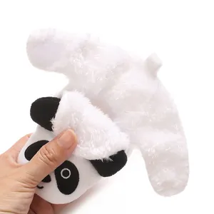 Détail des bottes d'hiver en peluche douce pour bébé avec un design de panda mignon.