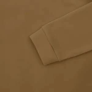 Detailaufnahme des strapazierfähigen Rippbündchens an einem schweren kamelbraunen Herren-Sweatshirt.