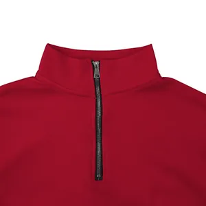 Vue détaillée d'un sweat-shirt en polaire rouge pour homme avec col montant zippé robuste