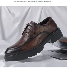 Vista detallada de zapatos de cuero marrón con grano manual y alzas de 10 cm para negocios