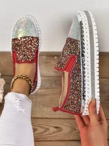 Detalle de los zapatos slip-on para mujer con purpurina multicolor y suela de plataforma blanca