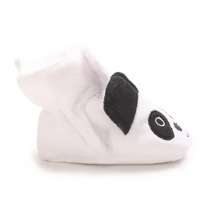 Détail en gros plan de bottes d'hiver en peluche panda douces pour nouveau-nés