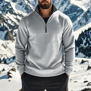 Detailansicht des grauen Herren-Sweatshirts mit Reißverschluss und Fleecefutter im Schnee