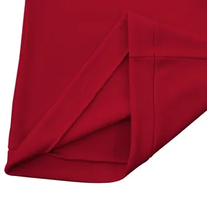 Vue rapprochée de l'ourlet et des coutures d'un sweat à capuche rouge pour homme avec polaire