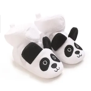 Vue détaillée du visage de panda brodé sur des bottines d'hiver en peluche douce