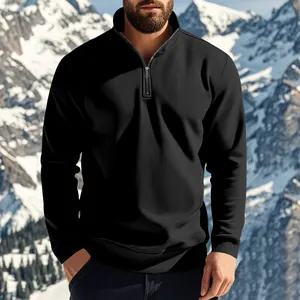 Sweat-shirt polaire noir pour homme avec col zippé devant des montagnes enneigées.