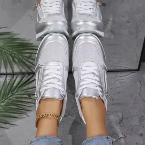 Detailansicht der stilvollen silbernen Damen-Keilsneaker mit Netz- und Reißverschluss