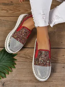 Mocasines brillantes para mujer con pedrería y una suela blanca gruesa y moderna
