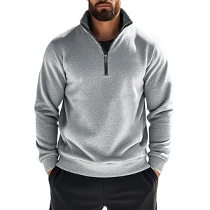 Detailansicht eines grauen Herren-Sweatshirts mit Reißverschluss und Stehkragen.