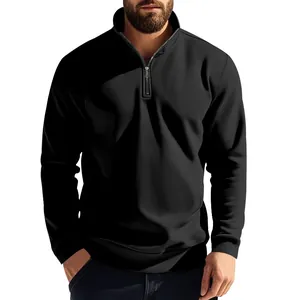 Détail d'un sweat-shirt noir pour homme avec col montant et fermeture éclair quart
