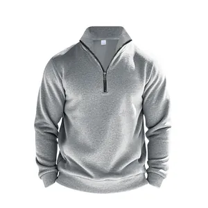 Detailansicht eines grauen Herren-Sweatshirts mit halbem Reißverschluss und Stehkragen.