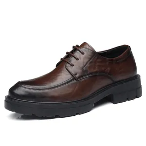 Zapatos de vestir para hombre en cuero marrón con alza de 10 cm y textura granulada